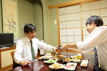テーブル席で会食